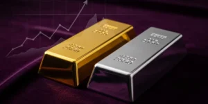 어두운 보라색 벨벳 천 위에 반짝이는 골드바와 빛나는 실버바가 나란히 놓여있는 정교하고 고급스러운 이미지