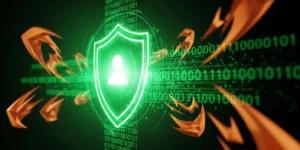 미래적인 느낌의 방패 아이콘이 녹색으로 빛나며, 배경의 추상적인 주황색 위협들로부터 사용자 데이터 스트림을 보호하는 이미지