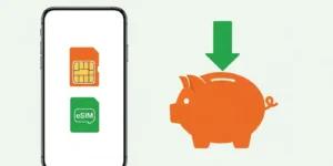 물리적 SIM 아이콘과 eSIM 아이콘, 두 개가 표시된 스마트폰과 비용 절약을 상징하는 아래쪽 화살표가 있는 돼지 저금통 이미지