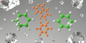 설탕 결정을 배경으로, 밝게 빛나는 녹색과 오렌지색의 추상적인 유기 분자 모형(당알코올과 인공 감미료를 상징)이 공중에 떠 있는 모습