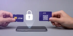 새 스마트폰을 설정하는 사람의 세련된 이미지. 화면에는 인증 및 보안을 상징하는 자물쇠 아이콘이 떠 있고, 한 손에는 물리적인 USIM 카드를, 다른 한 손에는 eSIM QR 코드가 있는 카드를 들고 비교하는 이미지