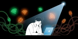 노트북 앞에서 좌절하는 사람의 모습과, 그 주변에 녹색과 주황색 불빛이 켜진 와이파이 아이콘과 네트워크 케이블이 복잡하게 얽힌 이미지